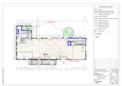 Etasjeplan (1. etasje) med brannsikringstegning, inkludert symboler for sprinkleranlegg og utrykningsveier.