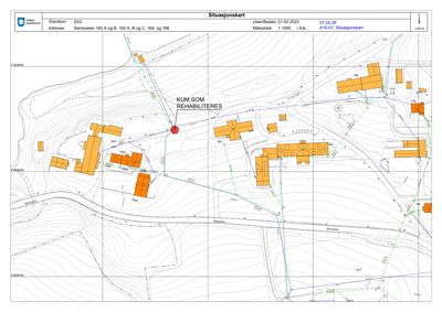 Situasjonskart som viser bygningers plassering, topografi (konturlinjer) og infrastruktur i området.