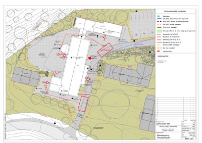 Situasjonsplan med brannsikringstegninger, der bygningene er plassert i forhold til terrenget og vannkilder.