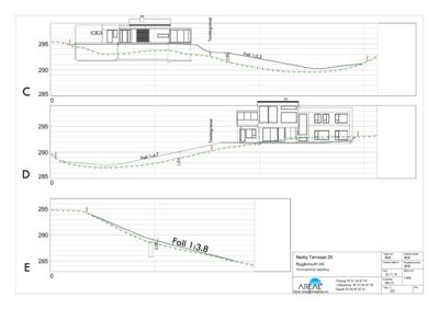 Snittegning som viser bygningens høydeprofil i forhold til terrenget langs en snittlinje (C-D-E).