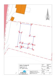 Situasjonsplan som viser bygningens plassering på tomten i forhold til nabobebyggelse og eiendomsgrenser.