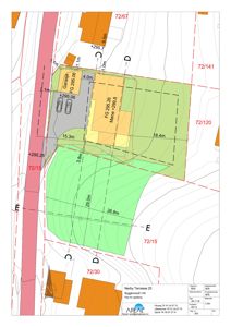 Situasjonsplan som viser tomtens form, grenser, høydemål, nabotomter og plassering av bygninger (garasje og mann).