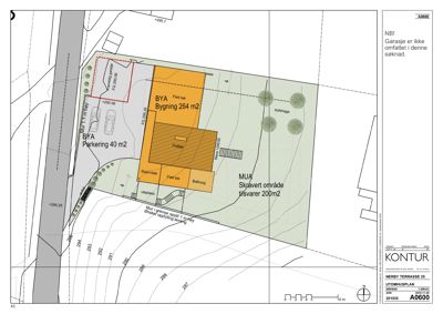 Situasjonsplan som viser tomtens form, høydemålerlinjer (konturer), plassering av bygning, parkeringsområde, eksisterende garasje, og skåret område.
