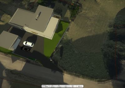 Situasjonsplan som viser bygningens plassering på tomten, kjørevei, parkeringsplass og omgivende terreng.