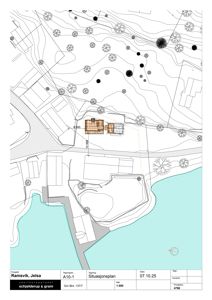 Situasjonsplan som viser bygningens plassering i forhold til omgivelsene, inkludert terrengforhold (konturlinjer), vegetasjon (trær), vei og vann. Tegningen har også målestokk og datoinformasjon.