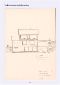 Et håndtegnet oppriss av en bygning sett fra vest, som viser fasadens utforming, vinduer og trapper.