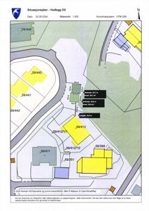 Situasjonsplan som viser tomtedeling, bygningers plassering og omgivelser.