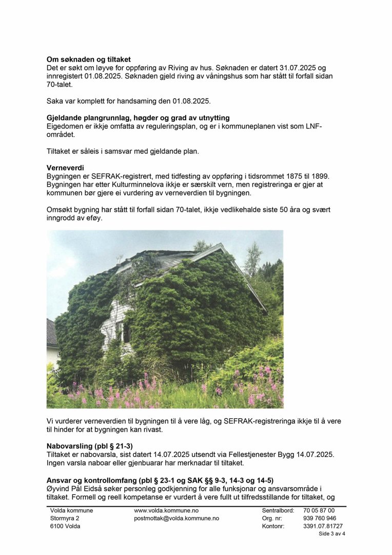 Fotografi av en bygning som er sterkt innvokst med buskvekst.