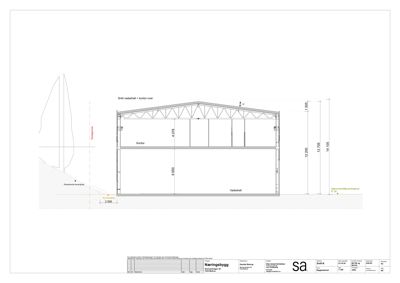 Snittegning som viser bygningens tverrsnitt med høyder og romfordeling.