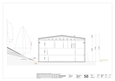 Snittegning som viser bygningens høyde, takform og grunnplan sett i tverrsnitt.