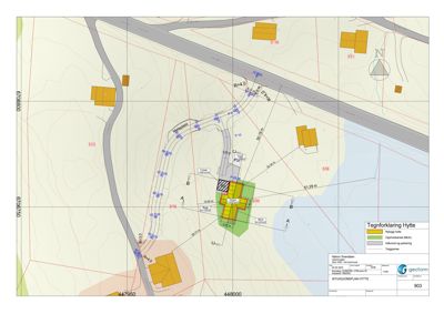 Situasjonsplan som viser tomtens beliggenhet, omgivende infrastruktur (veier, vann), eksisterende og planlagt bebyggelse, samt høydemålinger og vegnavn.