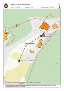Situasjonsplan som viser tomtens form, bygningers plassering, infrastruktur (renseanlegg, drenering) og topografi.
