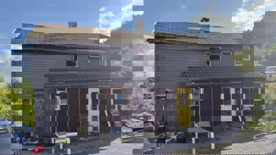 Fotografi av en grå fargefattet bygning under renovering eller ombygging.