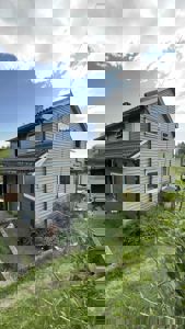 Fotografi av en eksisterende, toetasers villa sett fra siden.