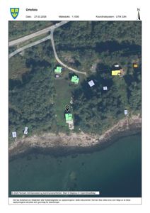 Ortofoto med overlagte tomtegrenser og bygningsspor.