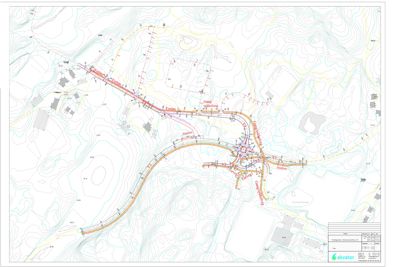 Situasjonsplan som viser topografi (konturlinjer), eksisterende og planlagt infrastruktur (veier, stier, anlegg), samt bygningsplasseringer i et landskap.