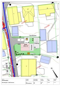 Situasjonsplan som viser bygningens plassering i forhold til nabolag, veier og tomtegrenser.