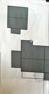 Etasjeplan eller situasjonsplan som viser bygningers plassering i forhold til hverandre og tommelementer (som en vei eller grense).