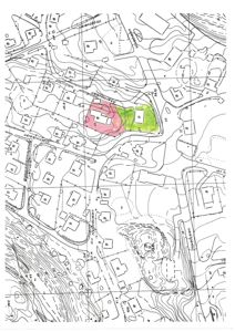 Situasjonsplan som viser tomtens plassering i forhold til nabolag, veier (Akselmoen, Svingveien, Hovveien) og terrengforhold (konturlinjer).