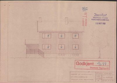 Fasadetegning av en toetasjes bygning med trapp og vinduer, med godkjenningsstempler.