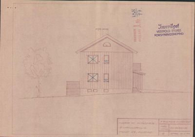 Fasadetegning av en toetasjes bygning sett fra siden, med en trærteikning til venstre.