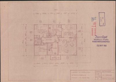 Etasjeplan med romfordeling, mål og tekstbeskrivelse av et hus.