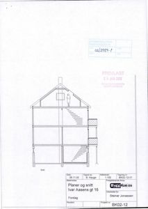 Snittegning av en bygning med tre etasjer og en trapp, inkludert tegningsboks med informasjon om tegningens dato, tegner og målestokk.
