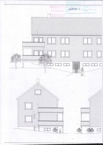 Fasadetegning av en bygning sett fra fronten, med en mindre bygning eller tilbygg vist nedenfor.