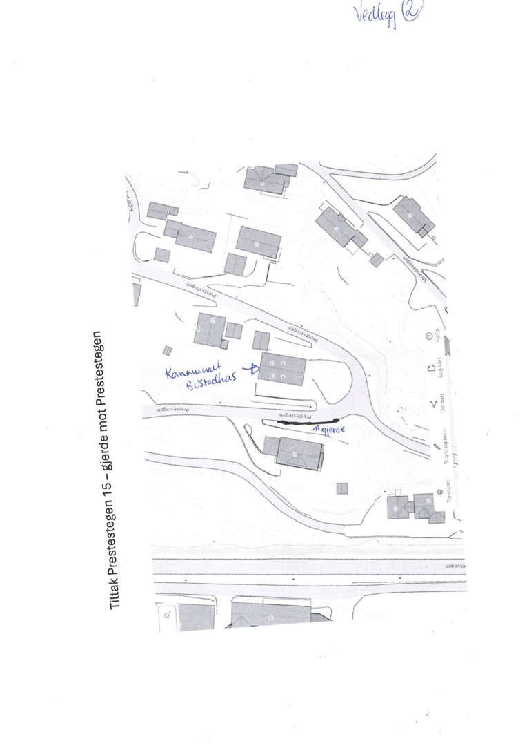 Situasjonsplan som viser bygningers plassering i forhold til veier og gjerder.