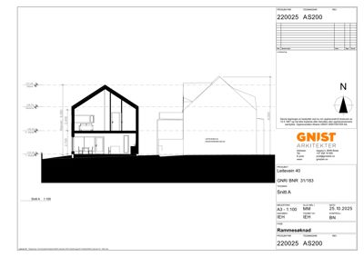 Snittegning (Snitt A) som viser bygningens tverrsnitt, høyder, romfordeling og grunnplan.