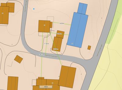 Situasjonsplan som viser tomtens beliggenhet i forhold til veier (Hammerstadvægen), nabobebyggelse, og angitte avstander mellom eiendommer.