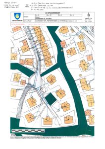 Situasjonskart som viser tomt, bygninger, veier og vannløp i et nabolag.