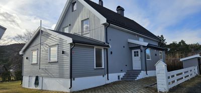 Fotografi av en eksisterende eller ferdigstilt husfasade sett fra siden.