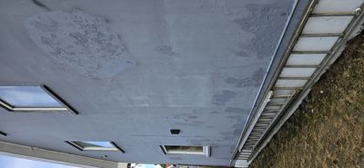 Fotografi av fasaden på en bygning, sett fra en vinkel som viser tak og vegger.