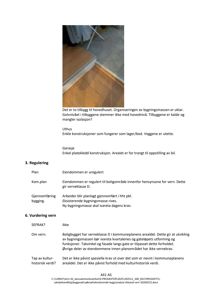 Et fotografi som viser en del av et gulv med trelist og en trapp, samt en del av en stol. Bildet er en del av en rapport om en byggesak.