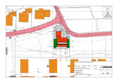Situasjonsplan som viser bygningens plassering i forhold til tomme, vei og nabolag.