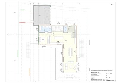 Etasjeplan (1. etg) som viser romfordeling, møblering og eksisterende/nytt bygg.