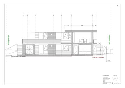 Snittegning som viser bygningens tverrsnitt, høyder og forhold til terreng.