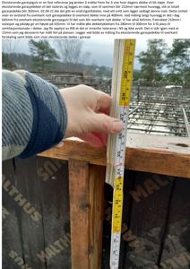 Fotografi av en hånd som holder en målebånd for å måle høyden på en eksisterende garasjeveg, med tekstbeskrivelse om målingen.