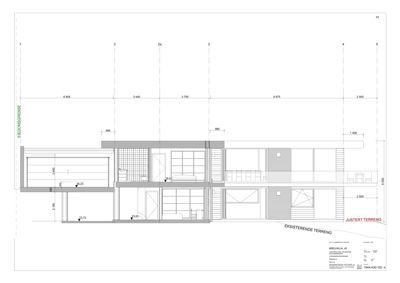Snittegning som viser bygningens tverrsnitt, romfordeling, høyder og terrengforhold.