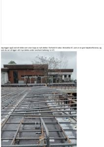 Fotografi av en byggeplass som viser et nytt betongdekke under arbeid (jernstål) og fasaden på nabobygningen i bakgrunnen.