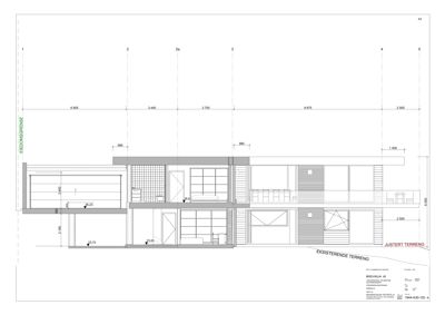 Snittegning som viser bygningens tverrsnitt, høyder, terrengforhold og romoppdeling.