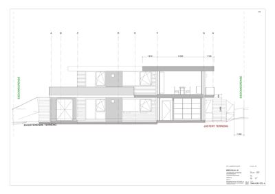 Snittegning som viser bygningens tverrsnitt, høyder, terrengforhold og romfordeling.