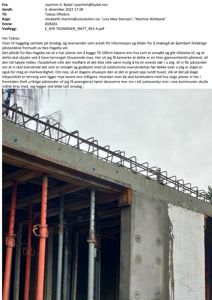 Fotografi av en byggeplass som viser et fundament med støtter og en betongkonstruksjon under arbeid.