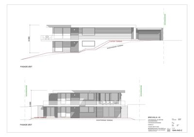 Fasadetegning (opprikk) av en bygning sett fra øst, med angivelse av høyder og terrengforhold.
