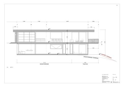 Snittegning som viser tverrsnitt gjennom en bygning med romfordeling, høyder og forhold til terreng.
