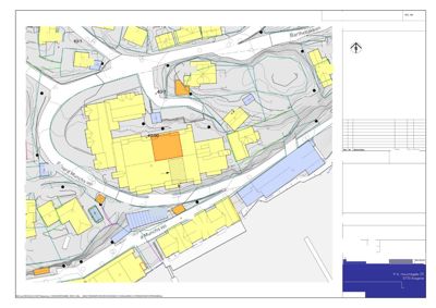 Situasjonsplan som viser bygningenes plassering på tomta, omgivelsene, veier og høydeforhold.