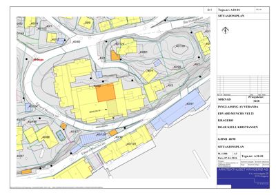 Situasjonsplan som viser bygningenes plassering på tomta, omgivelsene, veier og høydeforhold.