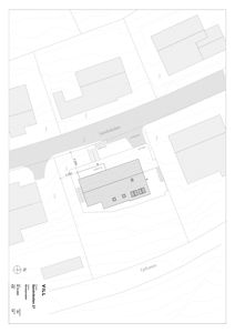 Situasjonsplan som viser tomtens beliggenhet, nabotomter, veier (Sandvikslien, Fjellveien) og topografi.
