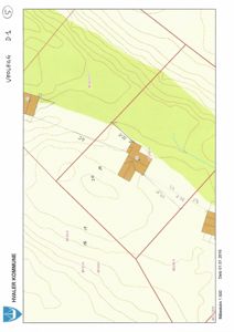 Situasjonsplan som viser tomtens form, høydemålerkurver (konturer), eksisterende bygninger og grenser.